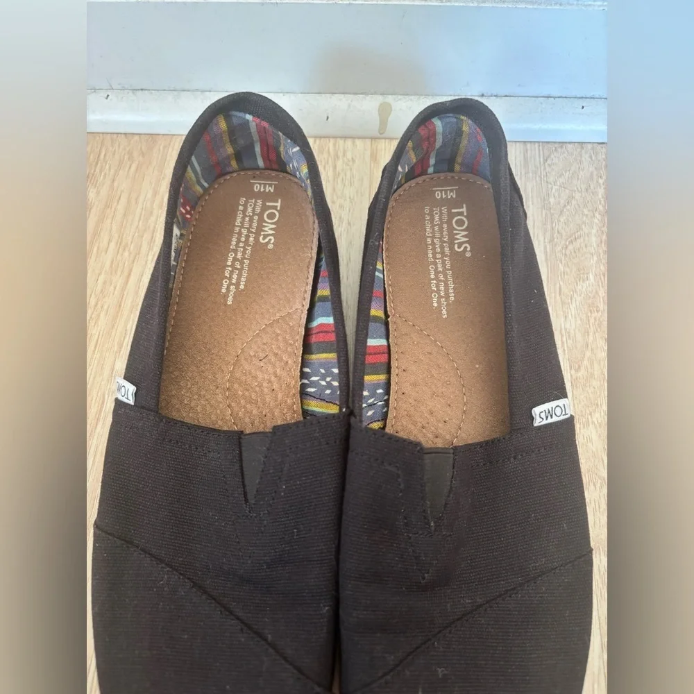 TOMS Men's Black Slip-On Loafers size 10